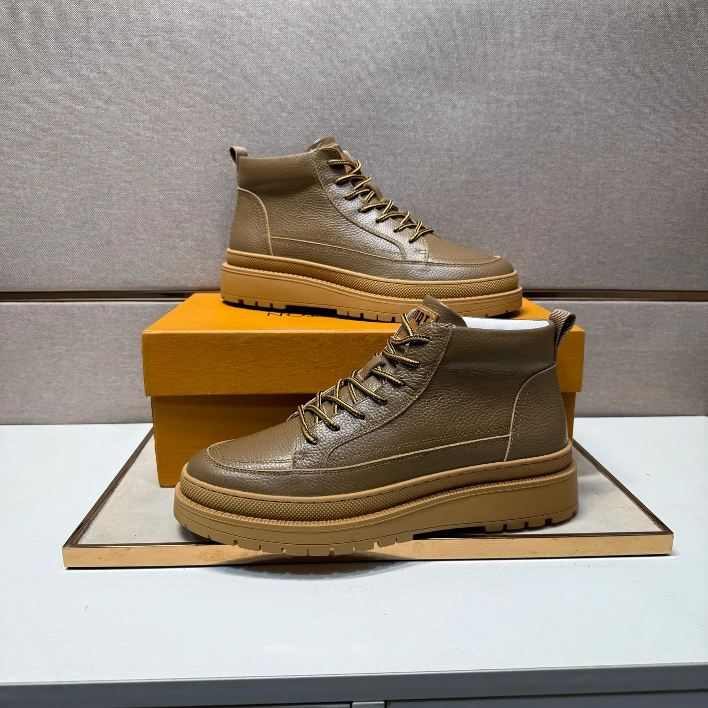 Men's men's shoes 💰pp460 [LV～] Men's casual high-top shoes 2025z cabinet sales simultaneously 🔶Size: 38-44#️⃣ 🔷3 colors🔜The upper is made of multi-material splicing ➕Genuine leather lining, comfortable and breathable, sole: original comfortable and wear-resistant outsole, ⚠️real thing📱photographed🎬real thing is better📢📢📢